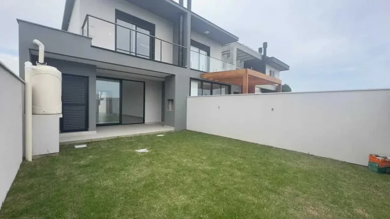 Imagem Casa com 3 dormitórios sendo 1 suíte e 2 vagas garagem - Campeche | Florianópolis/SC