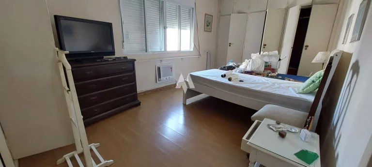 Imagem Apartamento com 228m², quadra da praia do Gonzaga, 3 dormitórios, dependência completa, 1 vaga!