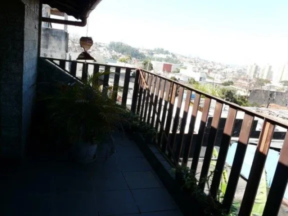 Imagem ???? Sobrado Amplo com Estilo Clássico - 4 Quartos, Suíte com Banheira e Muito Espaço!