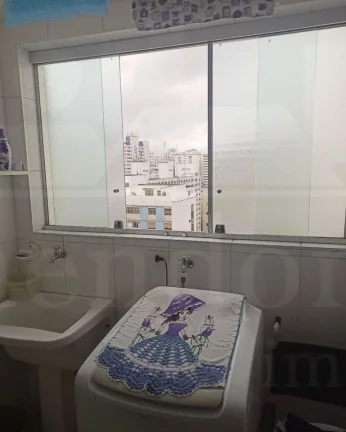 Imagem Apartamento com living para 02 ambientes, piso de tacos, dormitórios com armários, closet, banheir...
