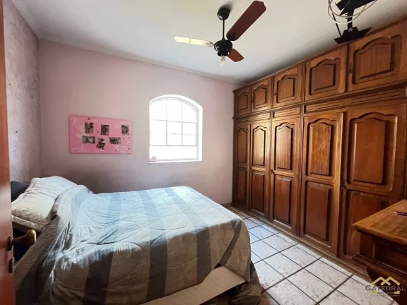 Imagem Casa Comercial para locação próximo a Samuel Martins com vagas de 45 na frente para estacionamento de cliientes