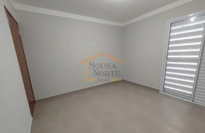 Imagem Casa em condomínio residencial, composta por 2 dormitórios, ambos com sacada, sala para dois ambie...