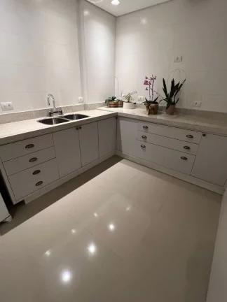 Imagem Cobertura Duplex, 10º Andar, 253,03m², 3 suítes, e 4 vagas de garagem. Piso inferior composto por...
