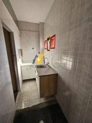 Imagem Prédio Comercial de 150m² com 3 Pavimentos, Elevador e Fachada Envidraçada - Projeto Aprovado para Salas Comerciais.