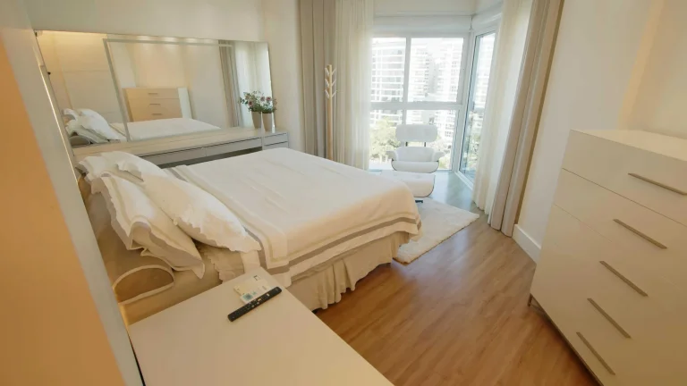 Imagem Apartamento mobiliado com 4 suítes e 3 vagas de garagem na Praia Brava em Itajaí/SC