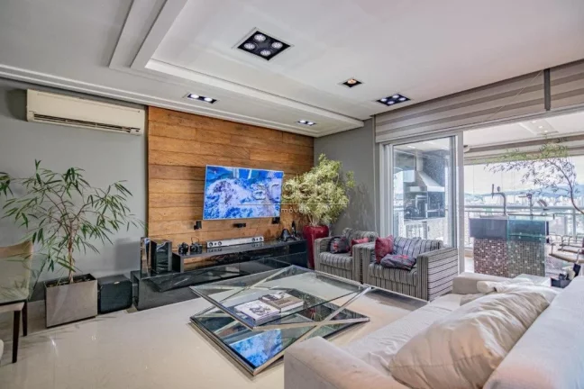 Imagem Apartamento com 206 M², 4 dormitórios sendo 3 suítes com varanda na suíte do casal, elevador soc...