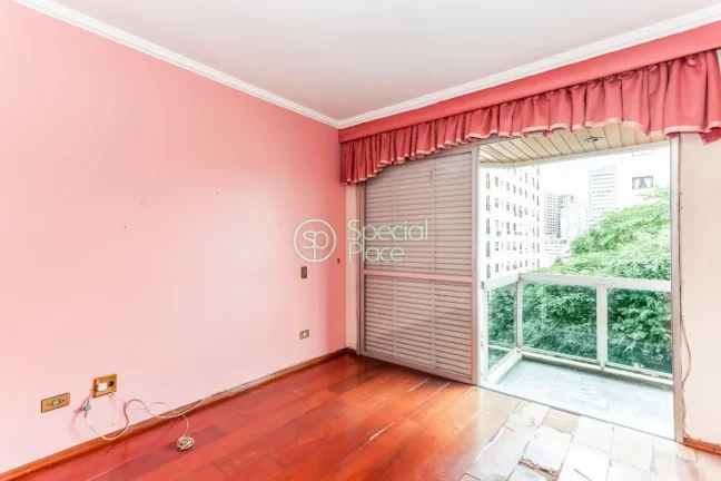 Imagem Apto rico em iluminação natural e repleto de janelas grandes. Vista eterna e para as arvores e o m...