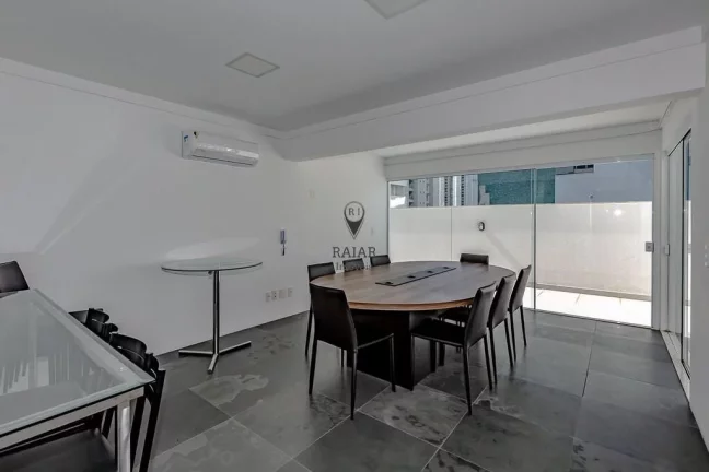 Imagem Galli Center situa-se em uma área comercial de Balneário Camboriú, 2 elevadores sendo 1 para maca...