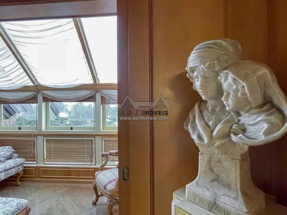 Imagem Apartamento à venda em Campos do Jordão: Vista panorâmica e estilo clássico