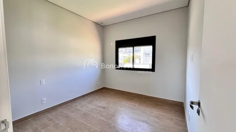 Imagem Suítes: 3 suítes, sendo:
2 Suítes com Closet: Oferecendo espaço extra para organização.
1 Suí...