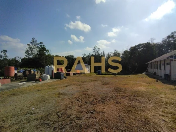 Imagem Este galpão comercial é localizado em Araquari, fundos do KM-65 da BR-101, com área total de 63.4...