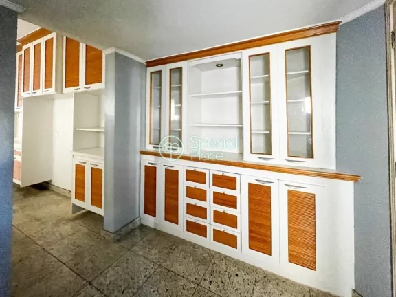 Imagem Apartamento enorme. São 215m2 de área útil, 3 dormitórios ( 3 suítes ) e 4 vagas na garagem. Li...