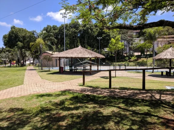 Imagem Belíssima casa em condomínio à venda, com 4 quartos, 452 m².
