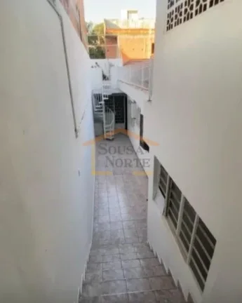 Imagem Casa térrea com 120m², abaixo do nível da rua, acesso lateral por escada, com cozinha, copa, sala...
