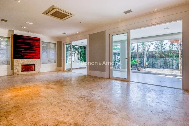 Imagem Localizada em um condomínio de alto padrão, esta casa em estilo sobrado oferece conforto, privacid...