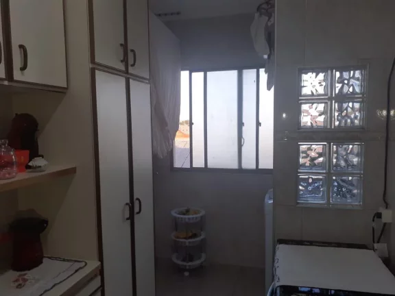 Imagem Apartamento com sala ampla, sacada, 3 dormitórios, sendo 1 suíte, 2 com armários embutidos, cozin...