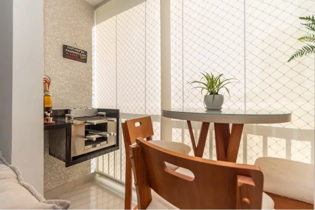 Imagem Apartamento reformado 2 Dormitórios, sendo 1 suite, sacada e vaga.