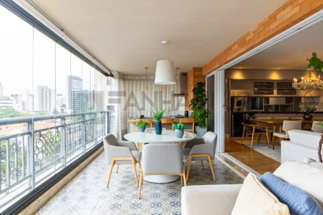 Imagem Com 273 m² de pura sofisticação, este imóvel conta com 4 quartos e 5 banheiros, sendo 4 suítes, incluindo uma suíte master com banheira e closet. Loc