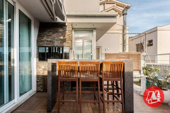 Imagem Sobrado de 454,00 m², 3 suítes,4 vagas e piscina.