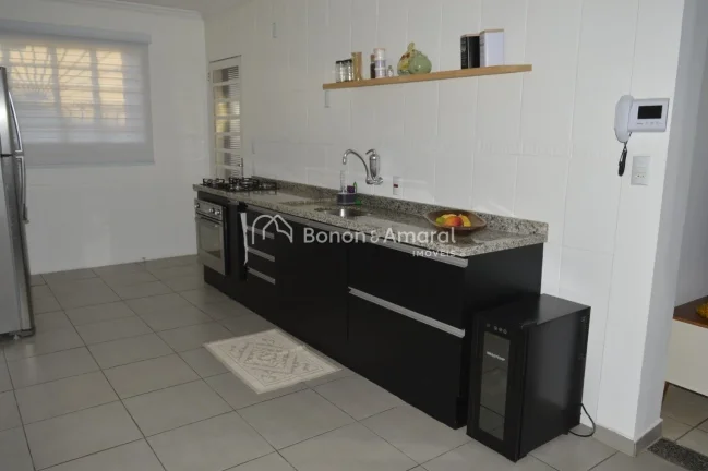 Imagem Linda casa com 3 quartos sendo 1 suíte com banheira de hidromassagem, armário embutido, sala de es...