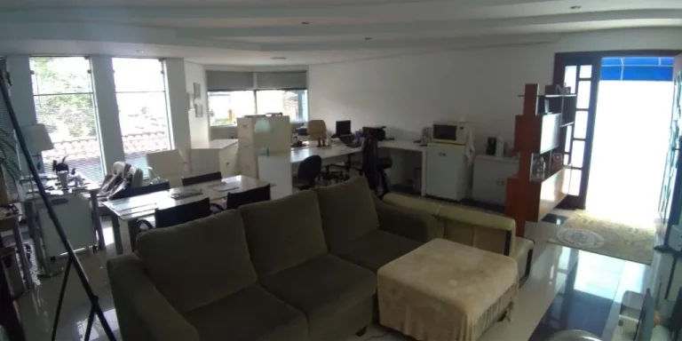 Imagem Casa de Luxo na Vila Ré: 3 Quartos, 3 Suítes, 5 Banheiros, 4 Vagas de Garagem e 426m² de Área em São Paulo-SP.