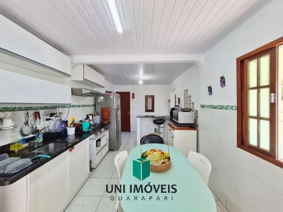 Imagem Linda casa com piscina, jardim e 902m² de terreno a venda na Enseada Verde - Guarapari