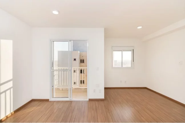 Apartamento, andar alto, sacada e vaga.