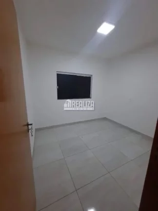 Imagem Casa de 3 quartos com suíte e móveis planejados nos banheiros e cozinha o Jardim Espanha