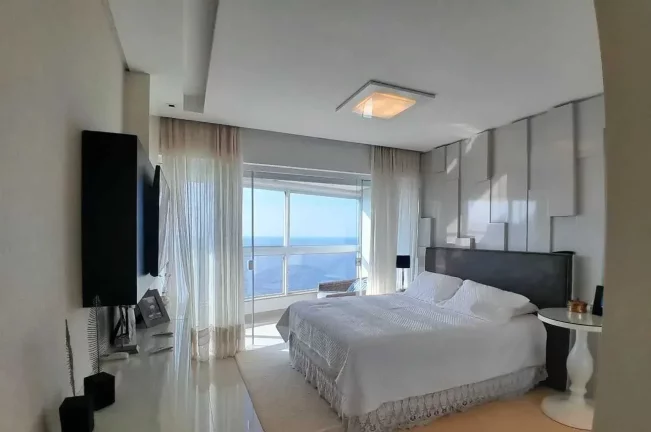 Imagem Apartamento mobiliado com 3 suítes e 3 vagas de garagem na Avenida Atlântica em Balneário Camboriú