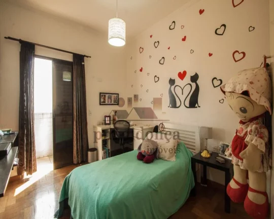 Imagem Imóvel possui living amplo para 3 ambientes, varanda integrada, lareira, lavabo, na área íntima s...