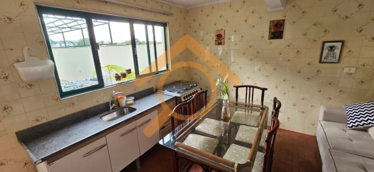 Imagem Casa de luxo em Interlagos: 4 quartos, 2 suítes, 3 salas, 5 banheiros, 6 vagas, 350m² de área - São Paulo-SP.