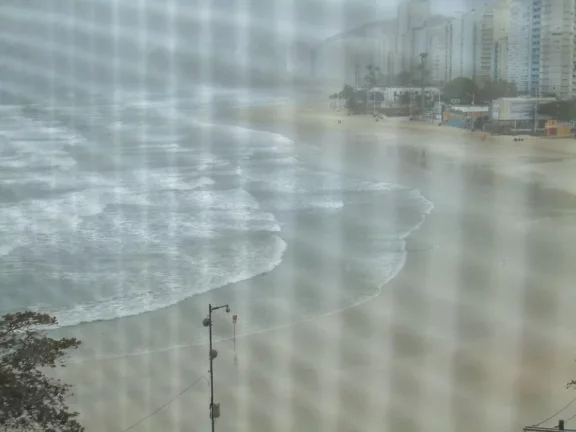 Imagem Pitangueiras - Frente ao mar, maravilhosa vista, 246,00 m² de área útil, 2 vagas e 4 dormitórios.