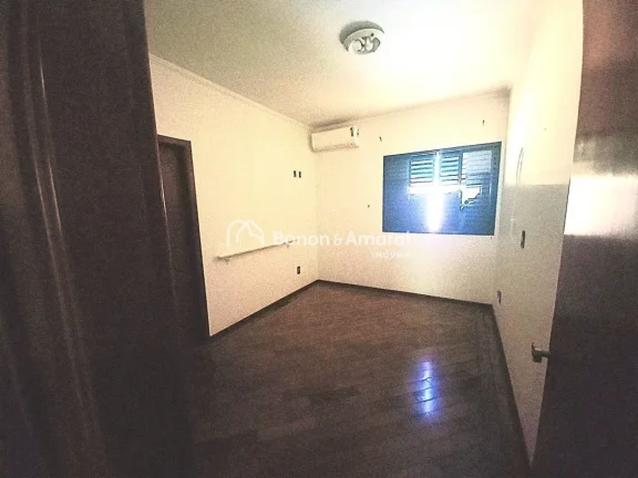 Imagem Este imóvel térreo é ideal para quem busca conforto e sofisticação. Com quatro suítes, todas e...