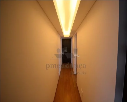 Imagem Cobertura duplex, ampla, bem distribuída com piso de tacos, armários embutidos, gabinete nos banhe...