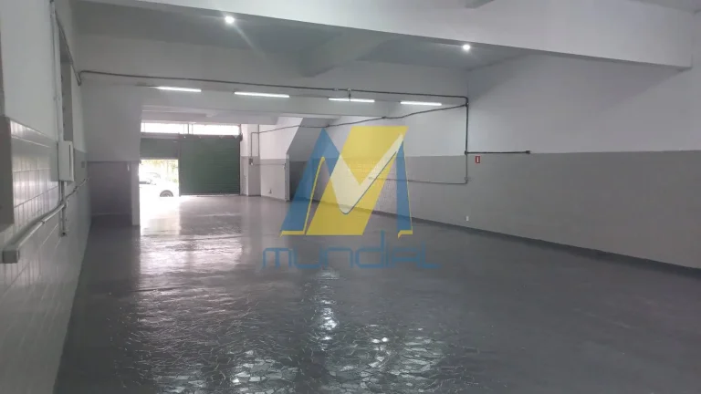 Imagem Imóvel amplo, versátil e pronto para uso, ideal para diversos tipos de com.