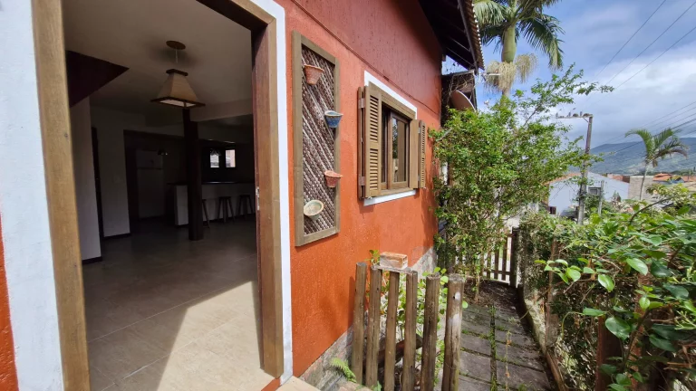 Imagem Duas casas à venda na Praia da Ferrugem, Garopaba. Vista para a lagoa, 260m² de terreno, documentação ok e ótima localização.