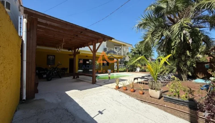 Imagem Ampla casa com 04 quartos sendo 02 suítes e área de lazer em Gravatá, Navegantes. Adriano Carpes Imóveis Vende