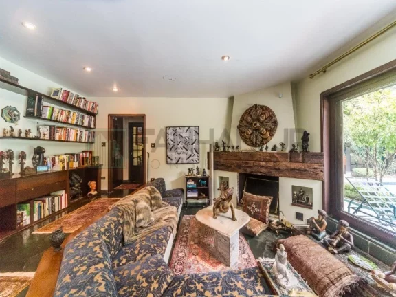 Imagem VENDO CASA PRÓXIMO AO PQ. IBIRAPUERA! Magnifica residência a venda em rua tranquila e arborozada no Jardim Lusitânia, com 900m² de área construída em