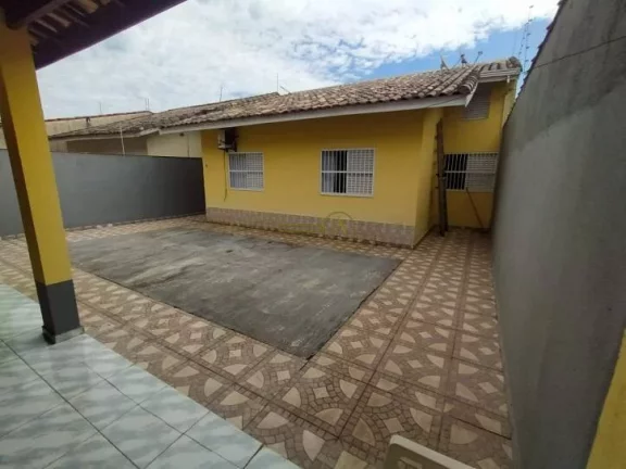 Imagem Casa térrea à venda em Peruíbe/SP Localizado à 880m da praia 3 dormitórios