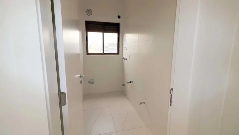 Imagem Cobertura nova com 4 suítes e 03 Vagas na Garagem em - Meia Praia / Itapema