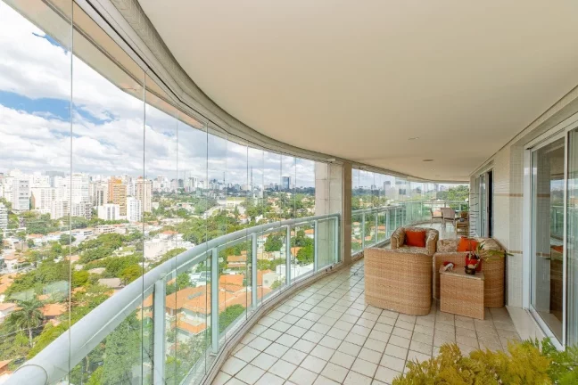 Imagem Luxuosa Cobertura Duplex à Venda em São Paulo - Pacaembu: 3 Quartos, 3 Suítes, 3 Salas, 6 Banheiros, 6 Vagas de Garagem, 1.175m² de Área - Um Espetáculo de Residência!