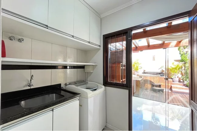 Imagem Sobrado 3 dormitórios, suíte com sacada, lareira e espaço gourmet. Bairro Hípica, Zona Sul de Po...