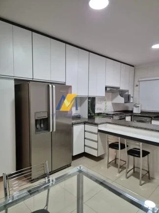 Imagem Sobrado à Venda com 300m², 3 dormitórios, 1 suíte, 2 salas e 7 vagas!!!