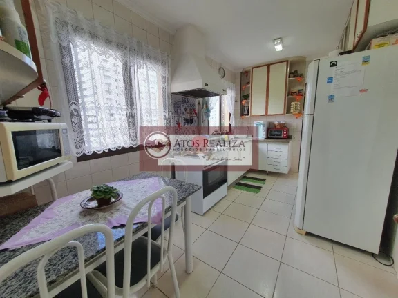 Imagem Vendo SUPER Apartamento na região do Morumbi, um excelente imóvel de 211m², com 3 Dormitorios grandes, sendo 1 Suíte com varanda, Sala de estar e Jantar, Cozinha, Lavanderia com dependência de empregada, banho Social e Lavabo, 3 vagas de garagem cobertas,