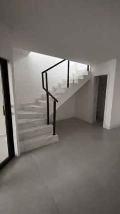 Imagem Sobrado novo com 3 dormitórios sendo 1 suíte a apenas 450 metros do mar no Bairro Itacolomi em Balneário Piçarras a venda com Adriano Carpes Imóveis.