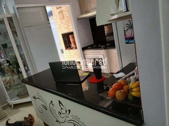 Imagem Linda casa no Cond. Terra Nova com 3 dormitórios (1 suíte), 2 vagas cobertas, 150m², planejados, ar-condicionado e ótimo aproveitamento do terreno de 145m².