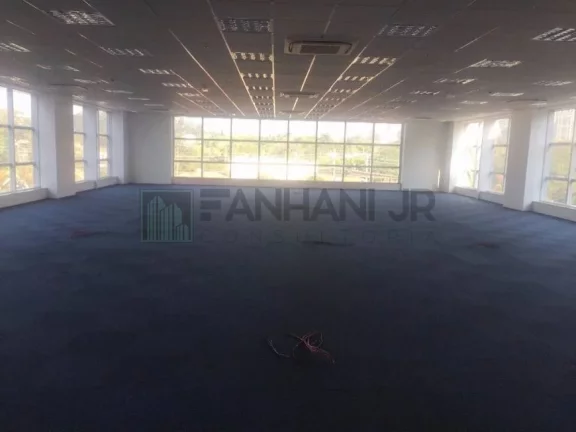 Imagem Venha se encantar com este imóvel de alto padrão, perfeito para sua empresa! Com uma fachada revestida em vidro sobre estrutura metálica, este prédio
