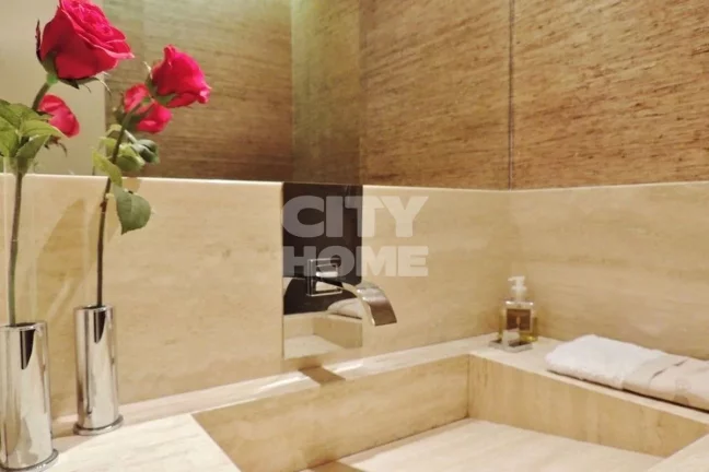 Imagem Apartamento de 346m² com ambientes amplos, e agradável varanda. Reformado com luxo e requinte. Sã...