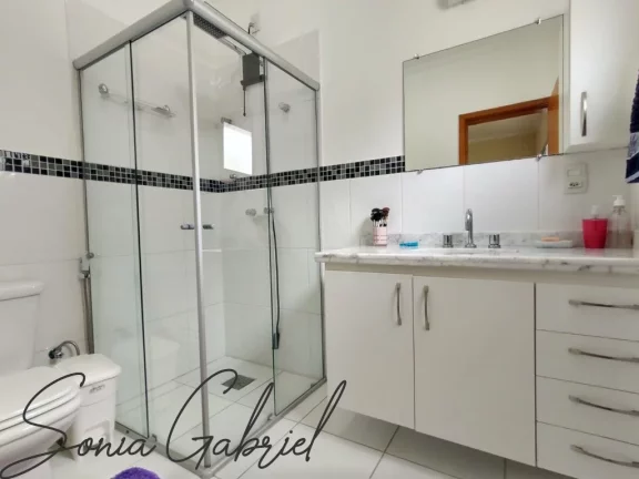 Imagem Casa de alto padrão à venda em condomínio exclusivo de Valinhos-SP, 3 quartos, 3 suítes, 2 salas, 3 banheiros, 4 vagas, 198m². Imagem Casa de alto padrão à venda em condomínio exclusivo de Valinhos-SP, 3 quartos, 3 suítes, 2 salas, 3 banheiros, 4 vagas, 198m².