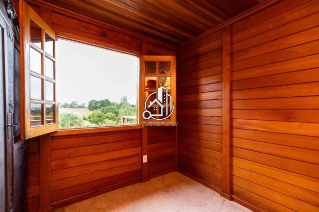 Imagem Casa de Madeira em Garapeira | 200m² | 2 Quartos (1 Suíte) | Terreno 3.561m² | Condomínio Fechad...